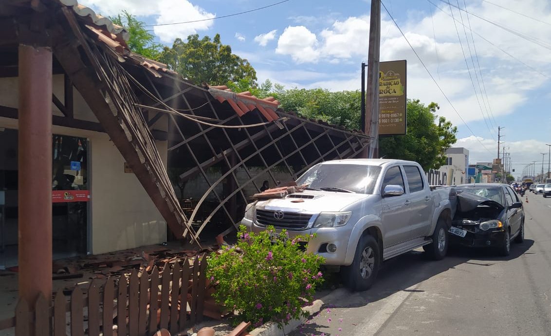 Carro colide em veículo estacionado na Av Perimetral em Iguatu