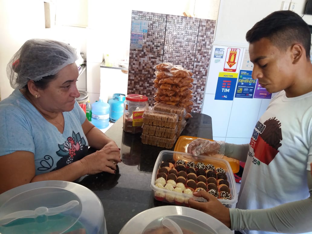 Estudante vende docinhos e sonha cursar Educação Física