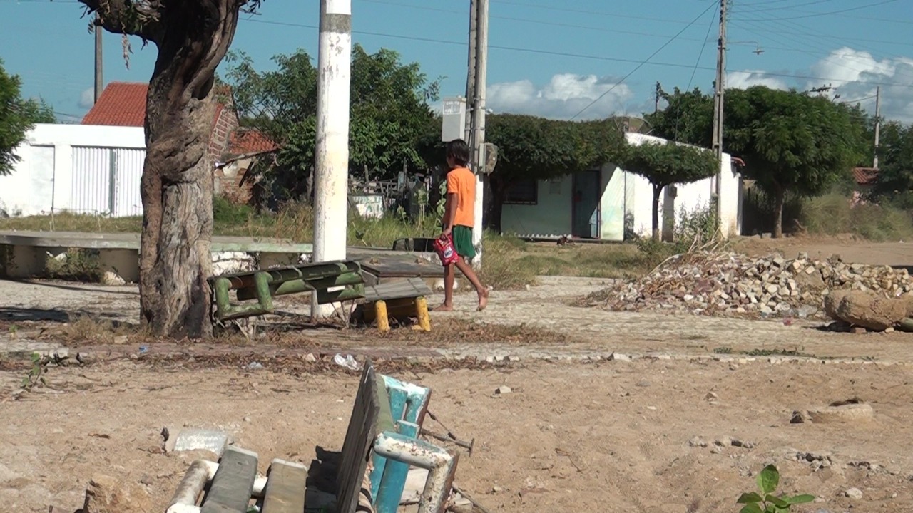 Moradores cobram fim da reforma da praça da Varjota