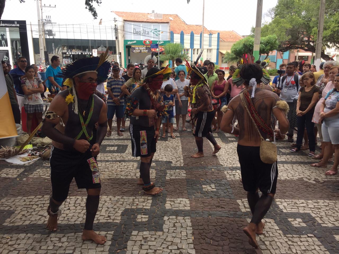 Praça da Matriz vira palco para música e dança de povos indígenas