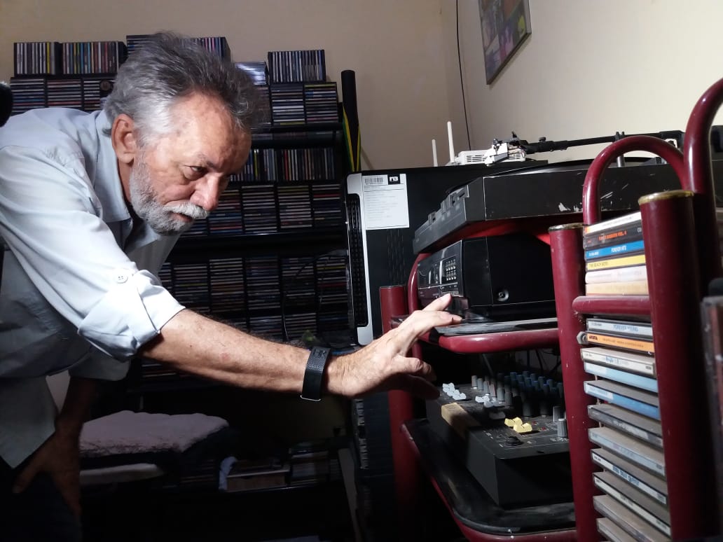 Apaixonado por música, Frei Chico tem mais de 8 mil CDs