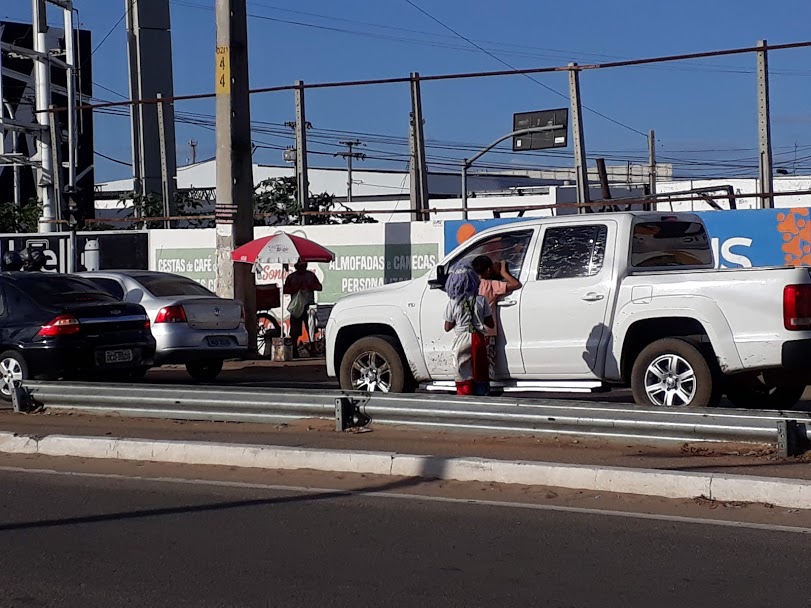 Menores nos semáforos agridem pessoas e arremessam objetos