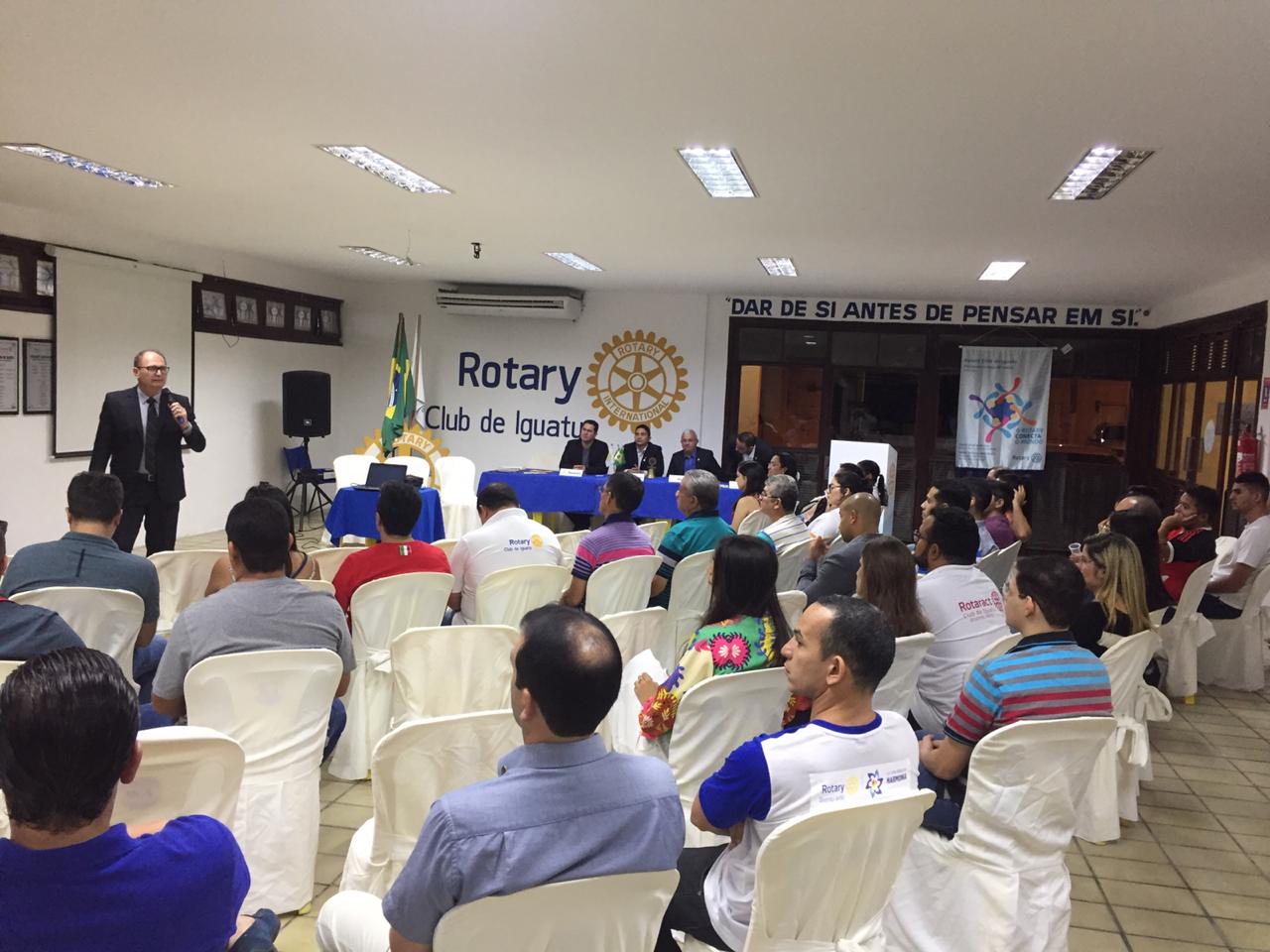 Em noite de posse, rotarianos passam por palestra de liderança