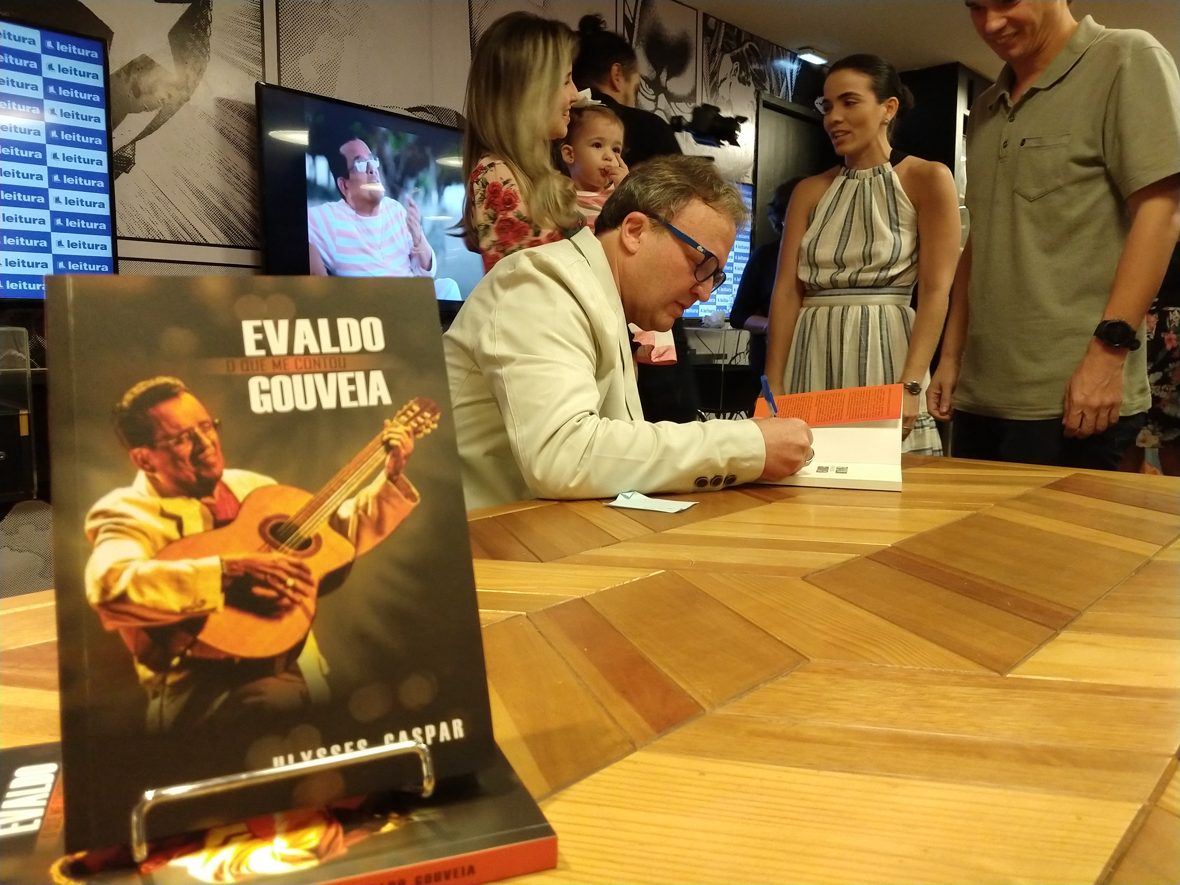 Livro sobre Evaldo Gouveia é lançado em noite de festa