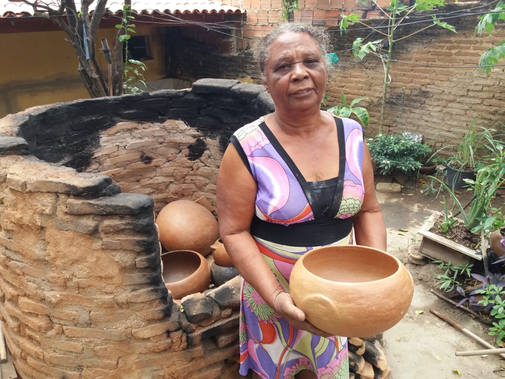 Artesãs mantêm produção manual de peças em barro