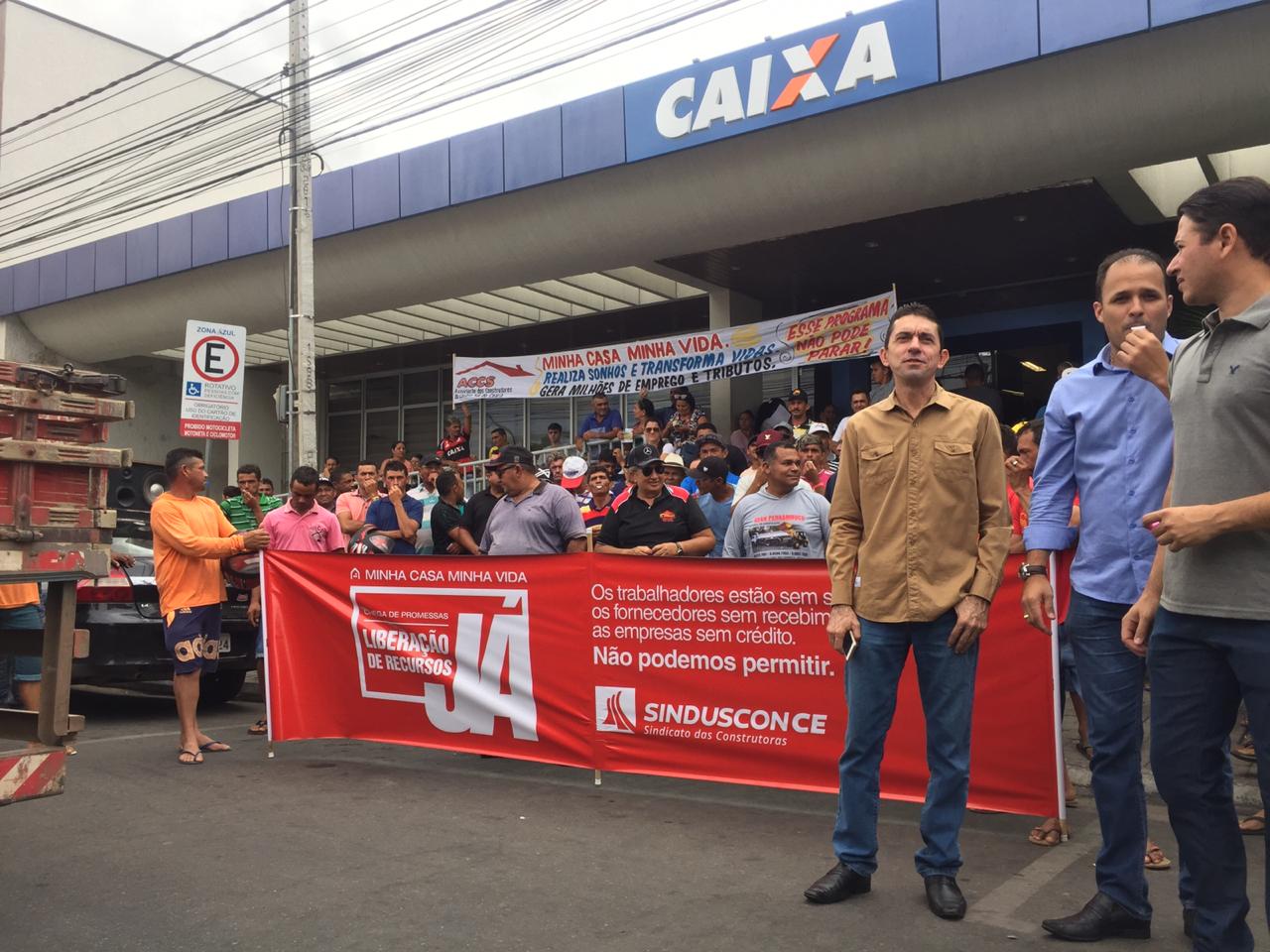 Construtores protestam contra suspensão do programa