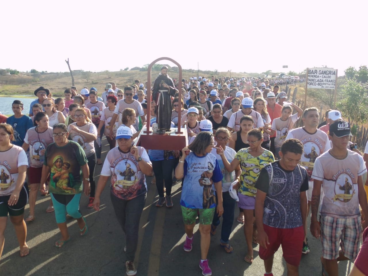 Fiéis de São Francisco percorrem 24km a pé em Romaria