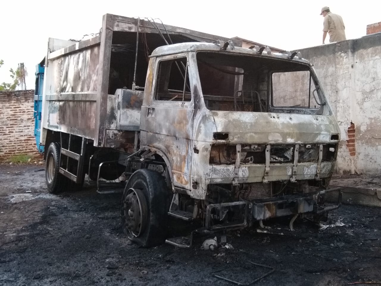 Carro de coleta de lixo é incendiado em Iguatu; três suspeitas são detidas