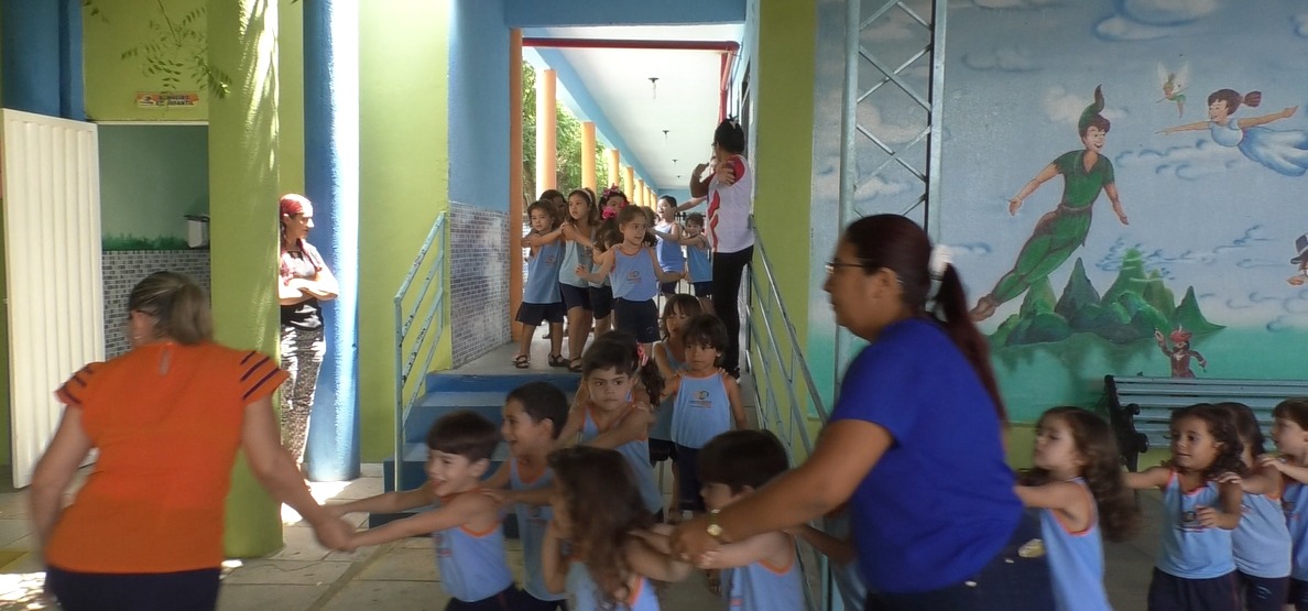 Escola simula incêndio para prevenir acidentes