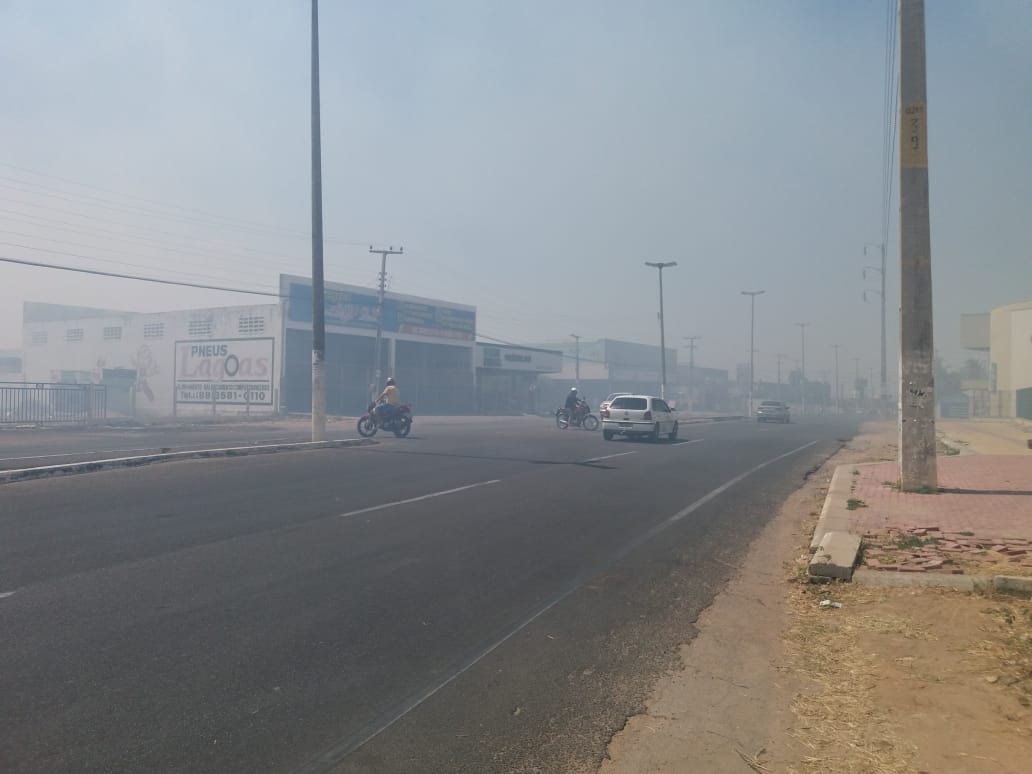 Fumaça dificulta acesso à Avenida Perimetral em Iguatu