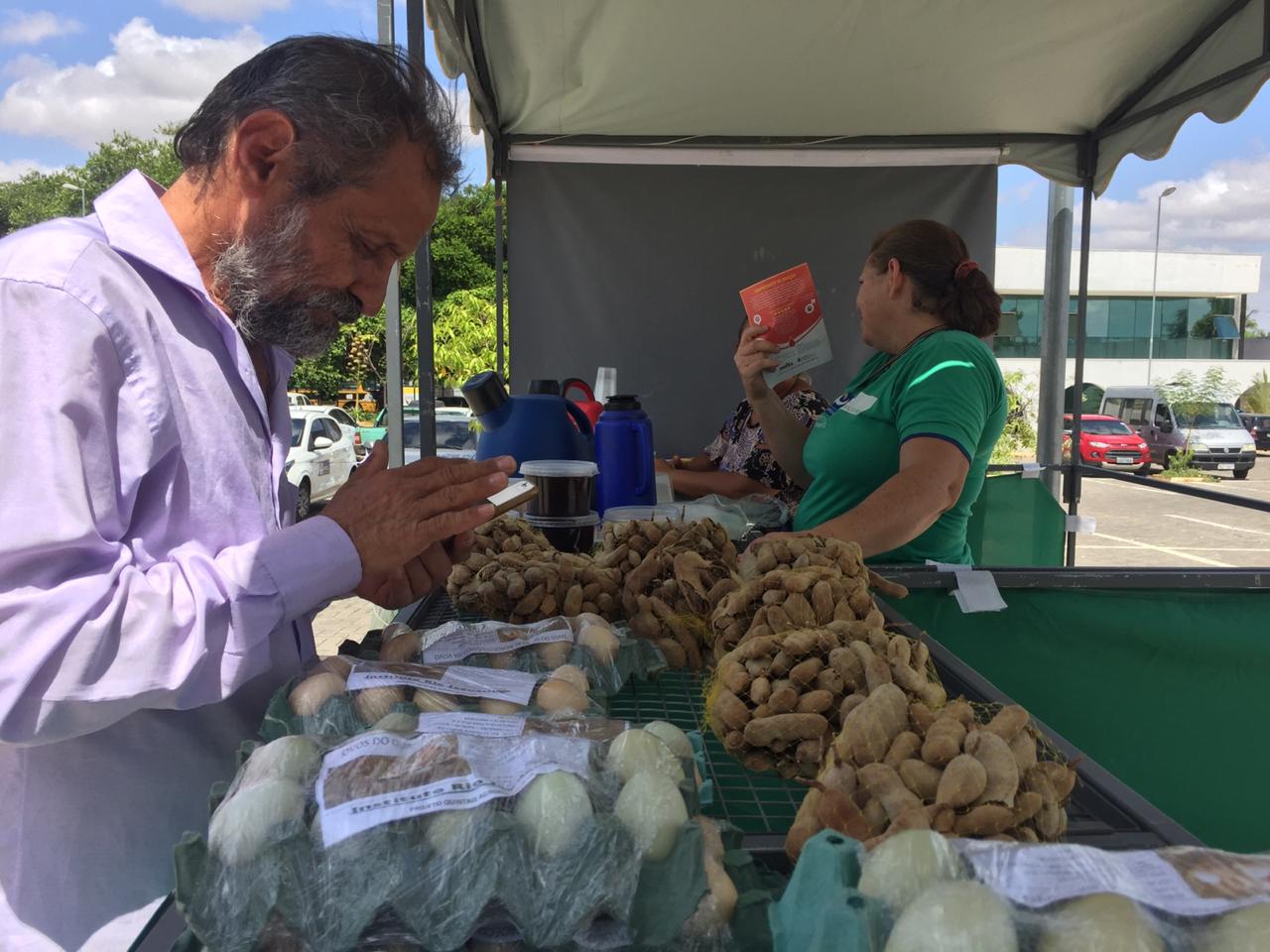 Universitários mobilizam setor produtivo com feira agroecológica