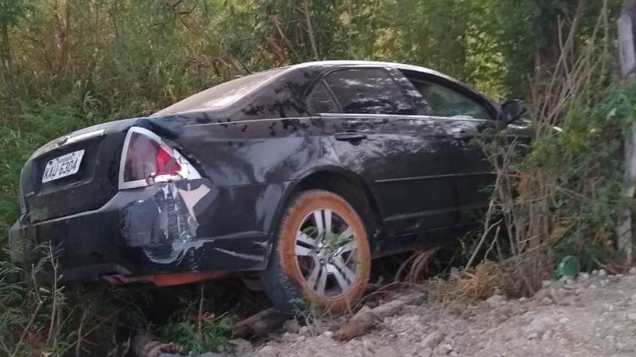 Assaltantes tentam arrombar banco e capotam carro na fuga