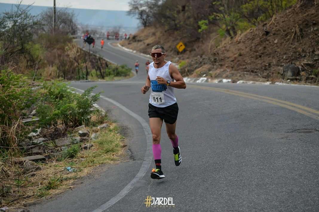 Atleta iguatuense conquista medalha em maratona no Cariri