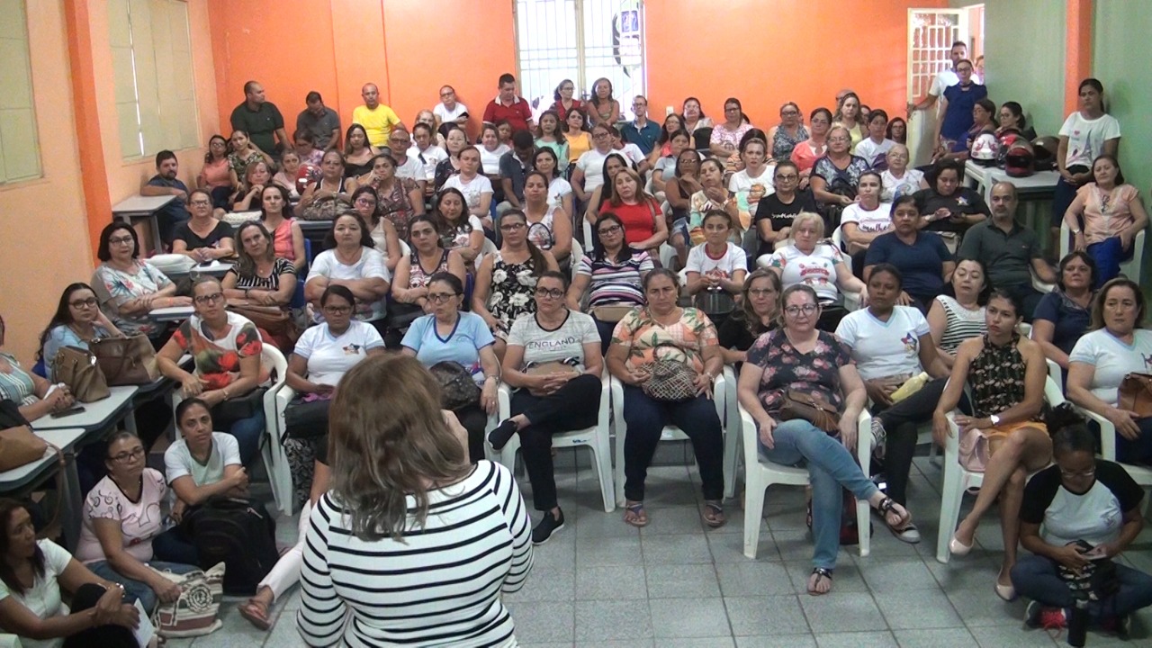 Professores da rede municipal de ensino mantêm greve