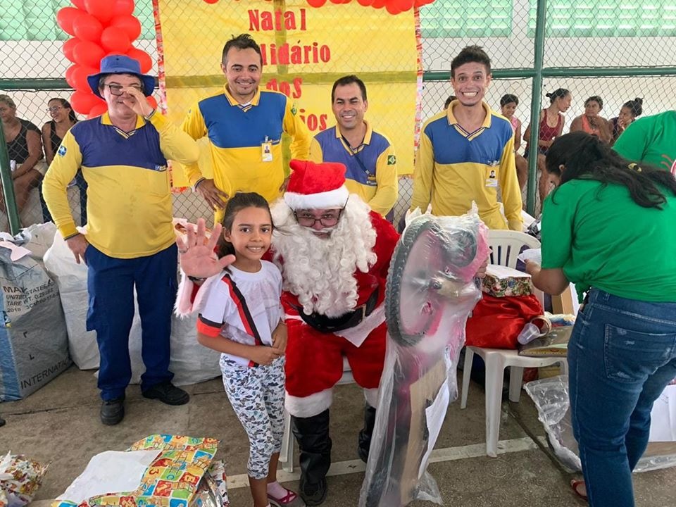 Papai Noel dos Correios faz a festa de crianças com entrega de presentes