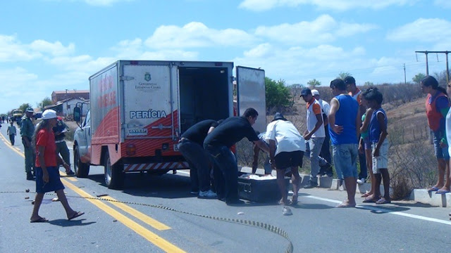 Idoso morre em colisão entre moto e caminhão