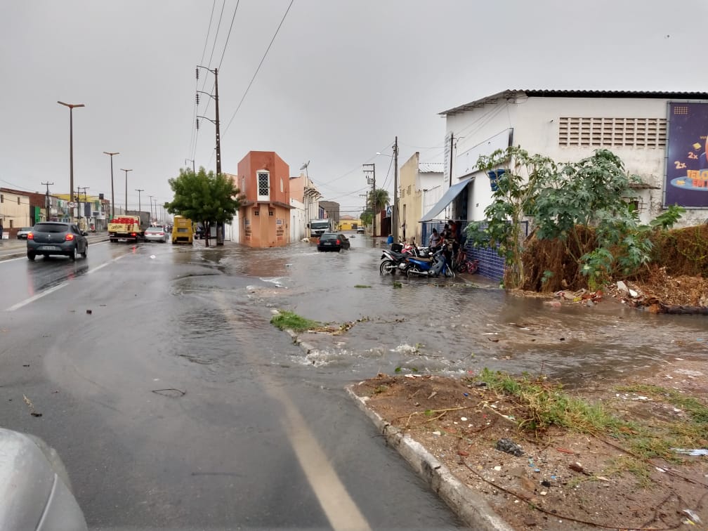 Chuva deixa pontos de alagamento na cidade