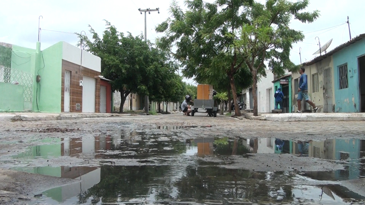 Moradores da Rua Leonardo Maia Lima Verde cobram limpeza da rede de esgoto