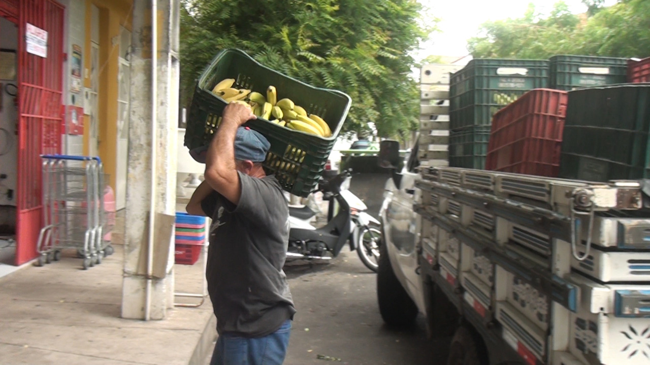 Banana vinda do Cariri complementa produção local