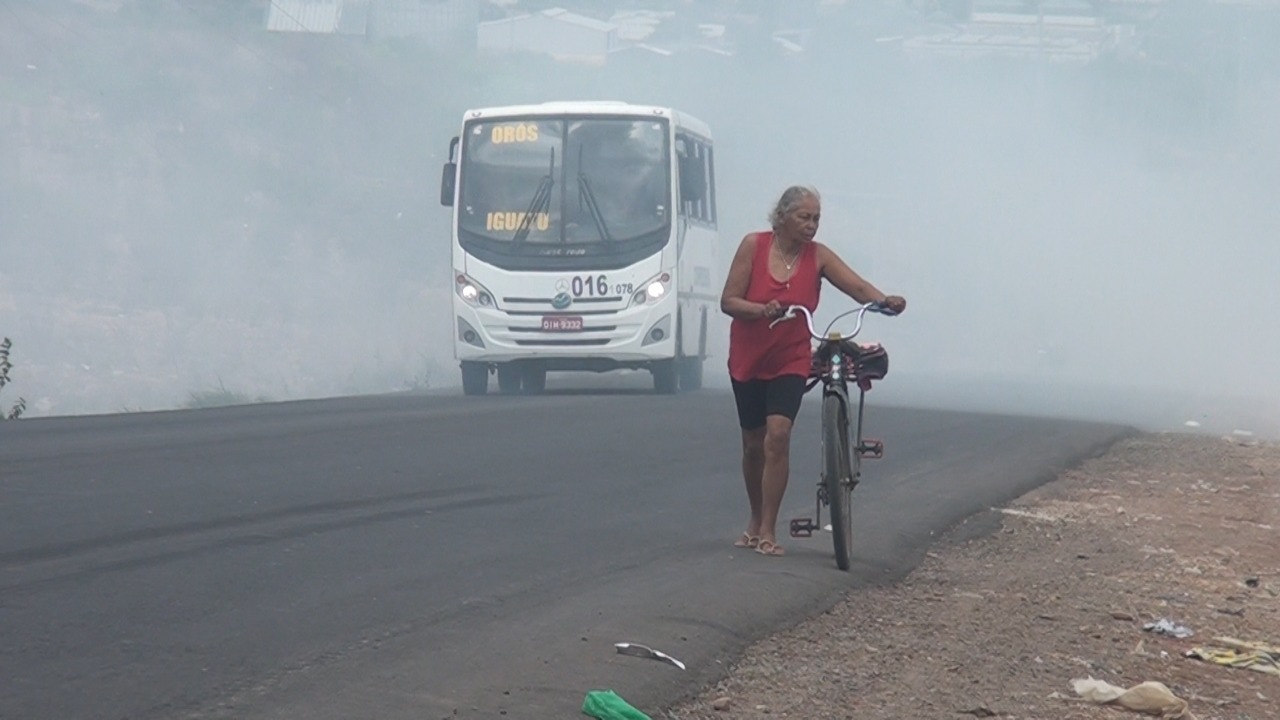 Fumaça do lixão invade trecho da CE-282