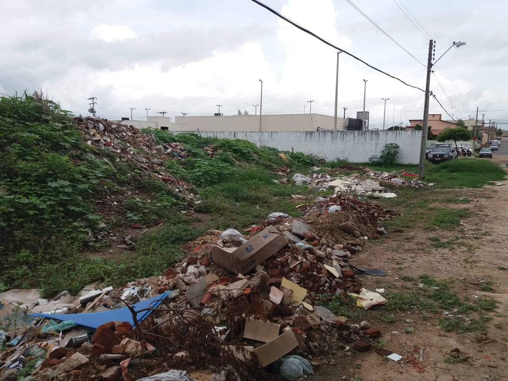 Moradores cobram limpeza de terreno no Bairro Esplanada