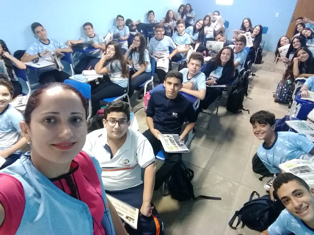 Professora usa jornal A Praça em aula de Redação