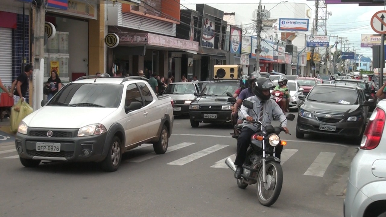 Movimento nas ruas e comércio da cidade é normal