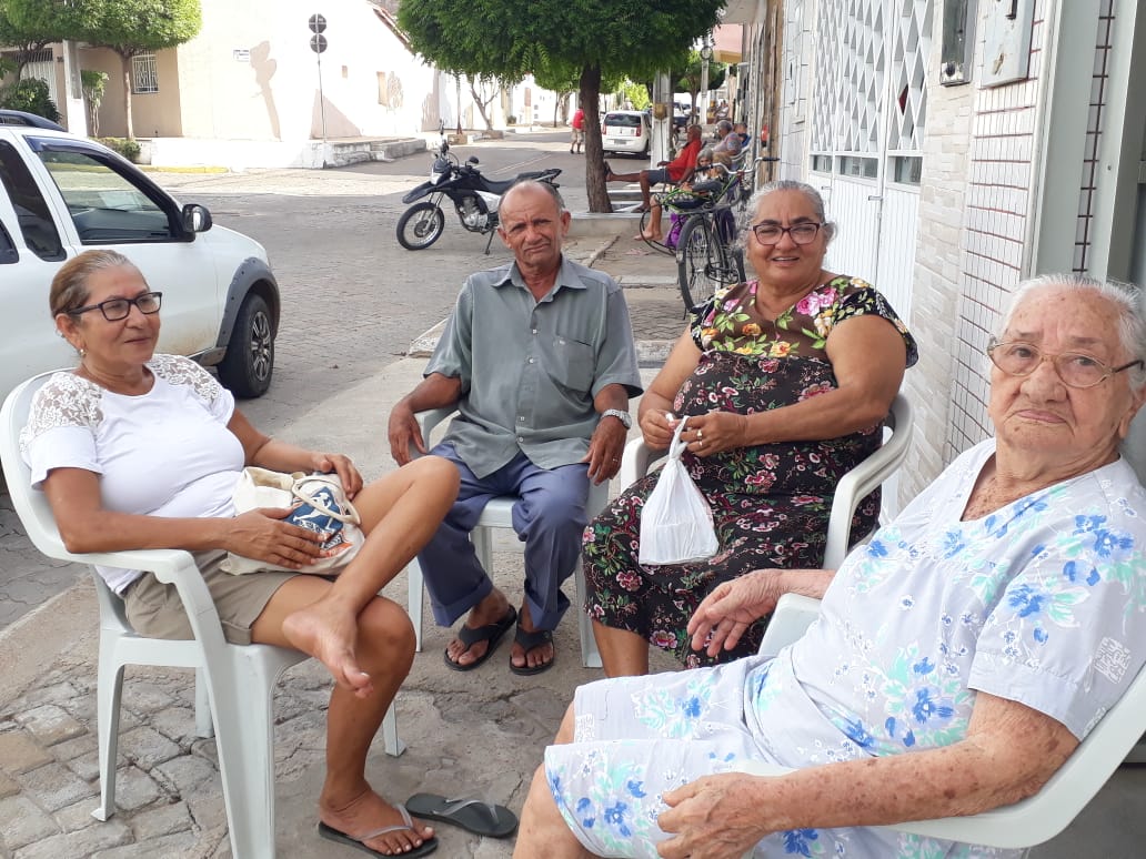 Sentar à calçada: hábito, tradição, costume