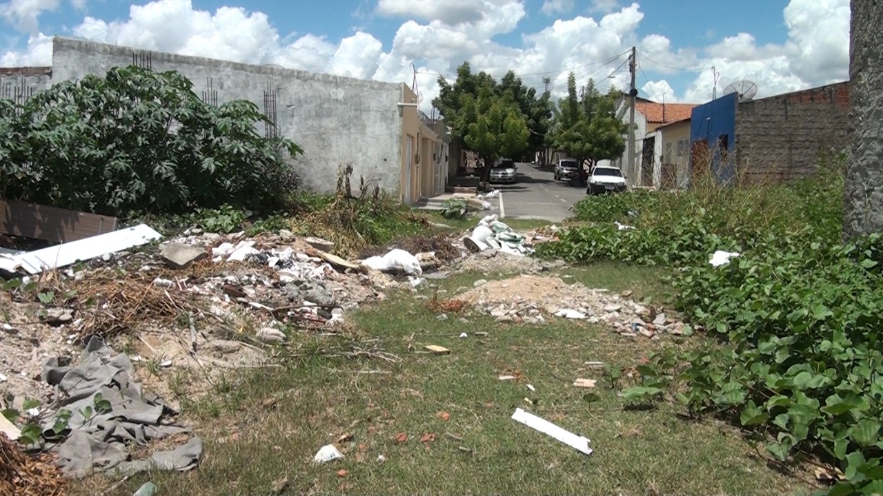 Moradores da Rua Antônio Ferino reclamam da deposição de lixo e entulho