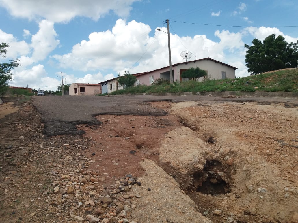 Moradores cobram conserto da estrada de Suassurana