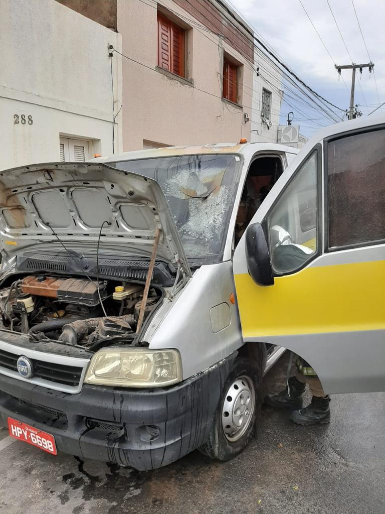 Van escolar incendeia no centro da cidade