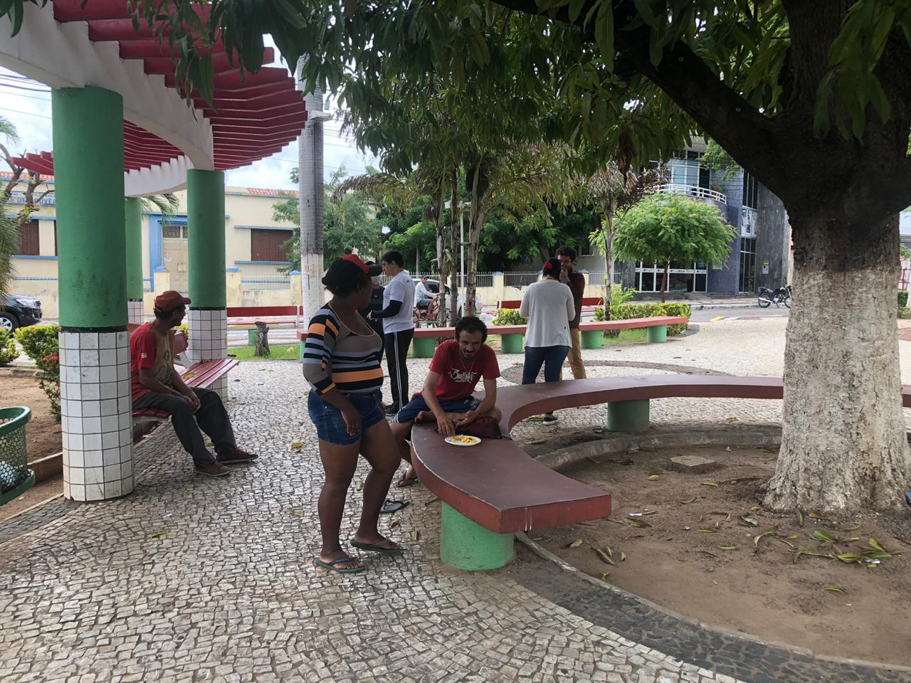 Moradores de rua recusam isolamento em abrigo improvisado