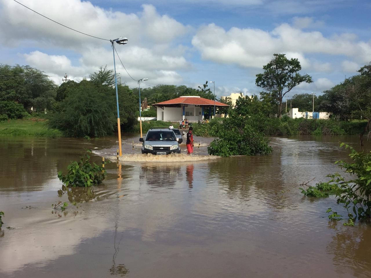 Após nove anos, passagem molhada do riacho Trussu registra cheia