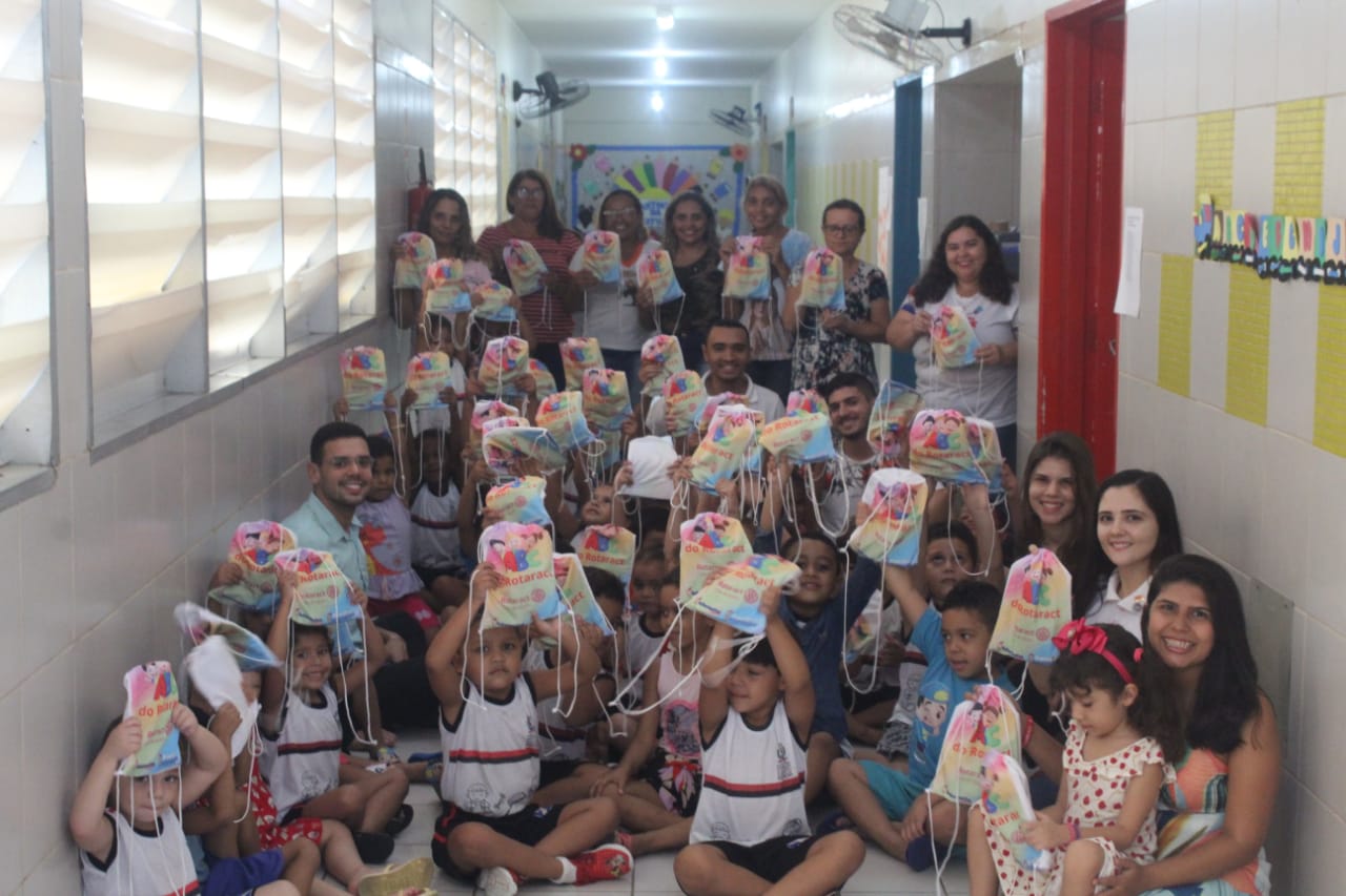 Rotaract entrega cadernos de caligrafia em creche