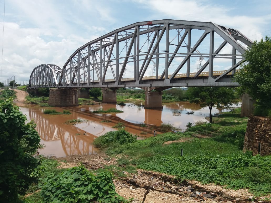 Sangria de açude em Saboeiro cria expectativa de aumento de volume no Rio Jaguaribe, em Iguatu