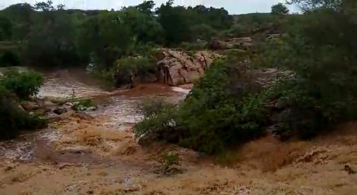 Cheia do riacho da Carnaúba e de Barragem no Alencar atrai moradores de Iguatu