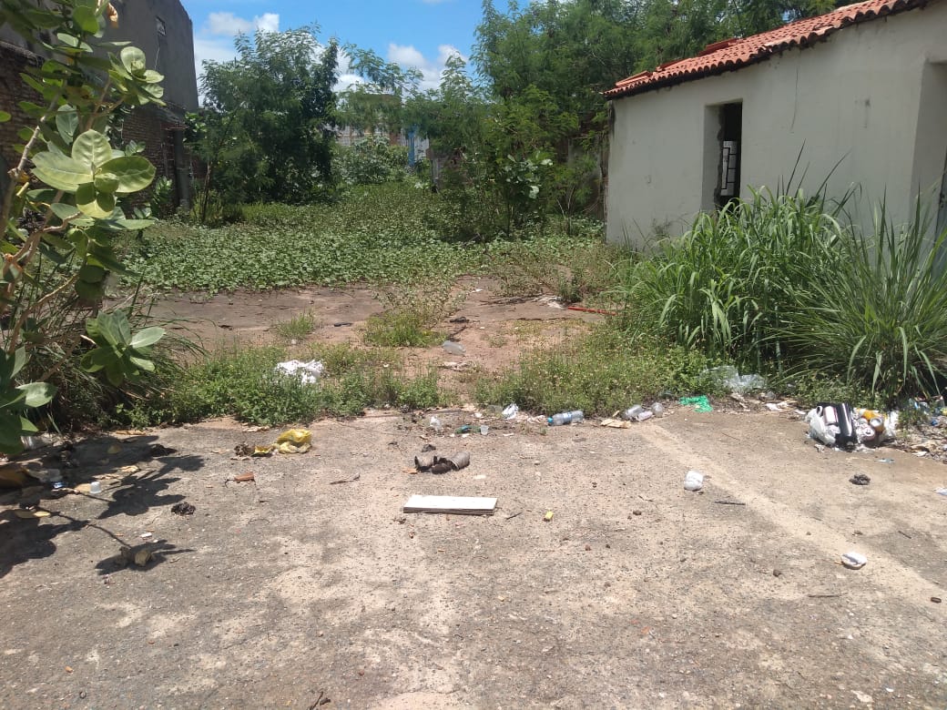 Moradores reclamam de terreno baldio com mato e lixo no Centro