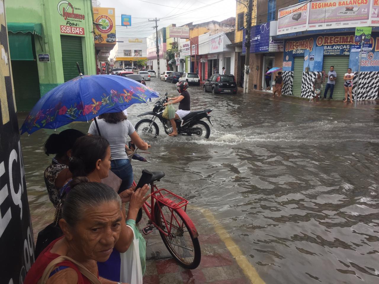 Pontos de alagamentos são registrados após chuva em Iguatu