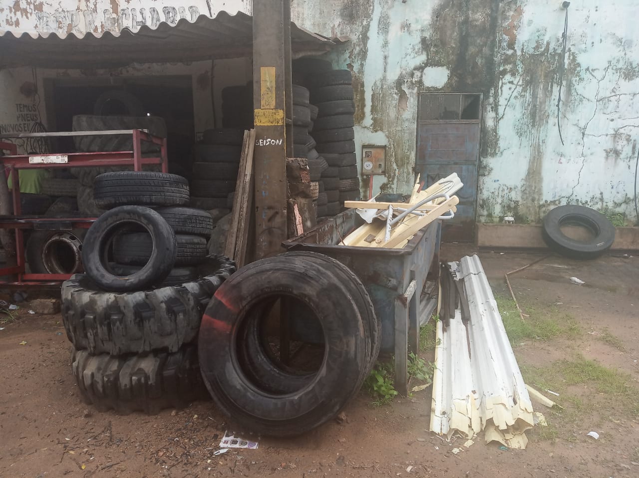 Meio Ambiente e Vigilância Sanitária apertam cerco em borracharias com pneus expostos a céu aberto