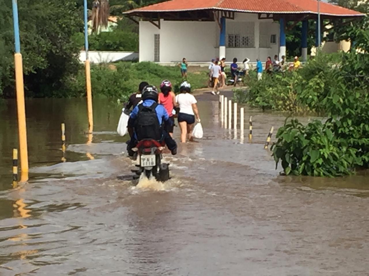 Após nove anos, Rio Trussu eleva nível e encobre passagem molhada entre os sítios Gameleira e Barra