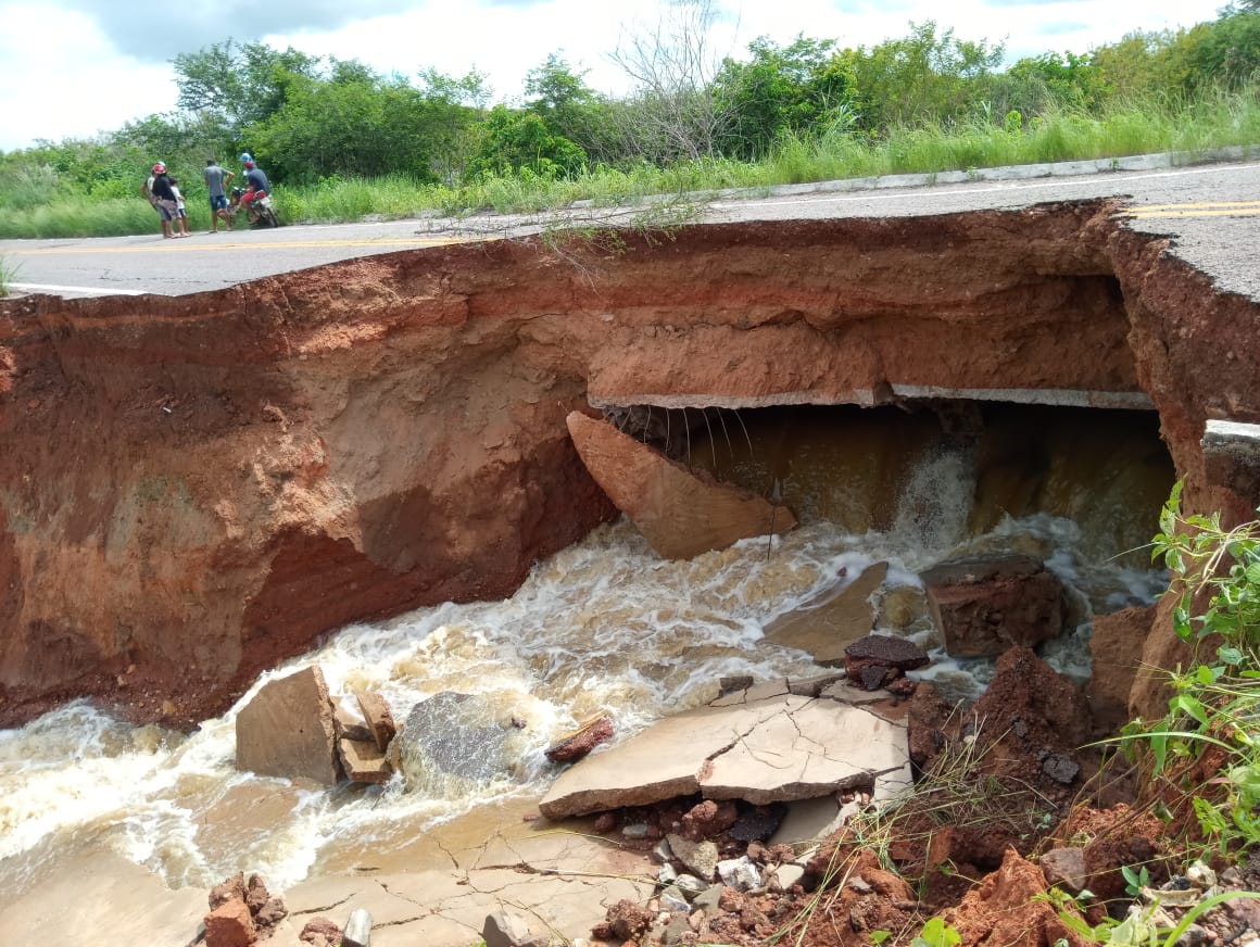 Cratera na CE-375 entre Quixelô e Solonópole deixa trecho interditado