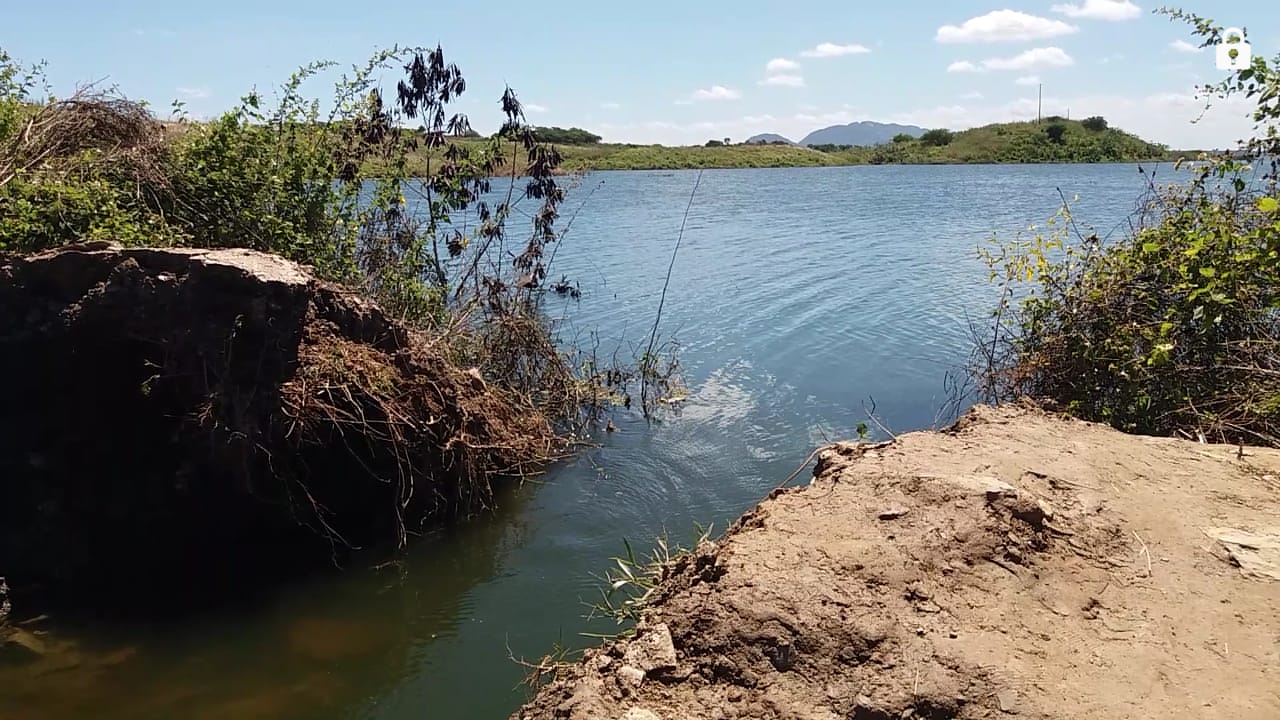 Agricultores abrem parede auxiliar de barragem no açude Orós