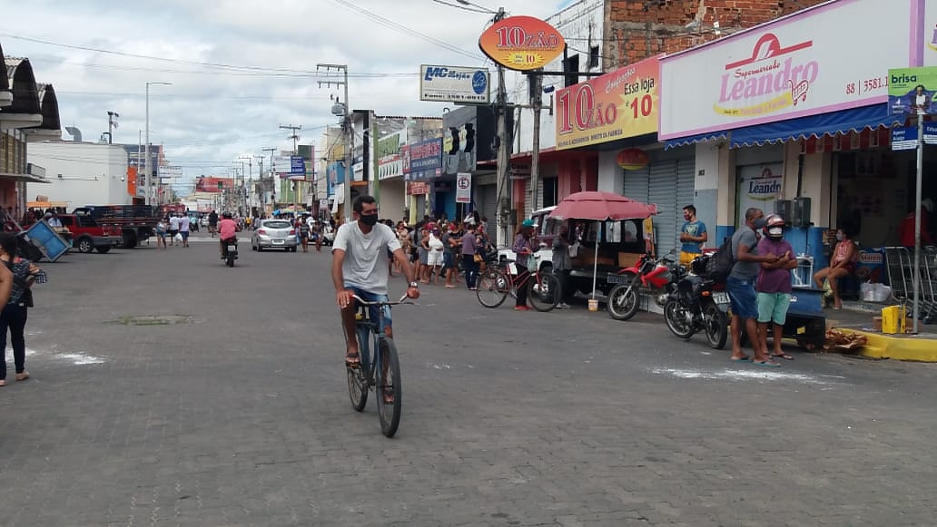 Centro de Iguatu tem movimentação intensa após reabertura de serviços  essenciais