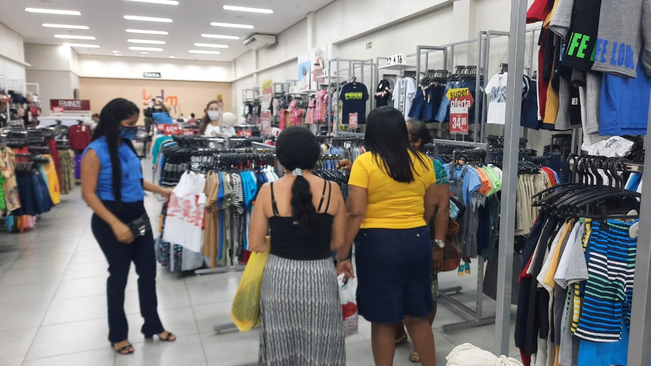 Lojas de roupas e calçados voltam a atender consumidores