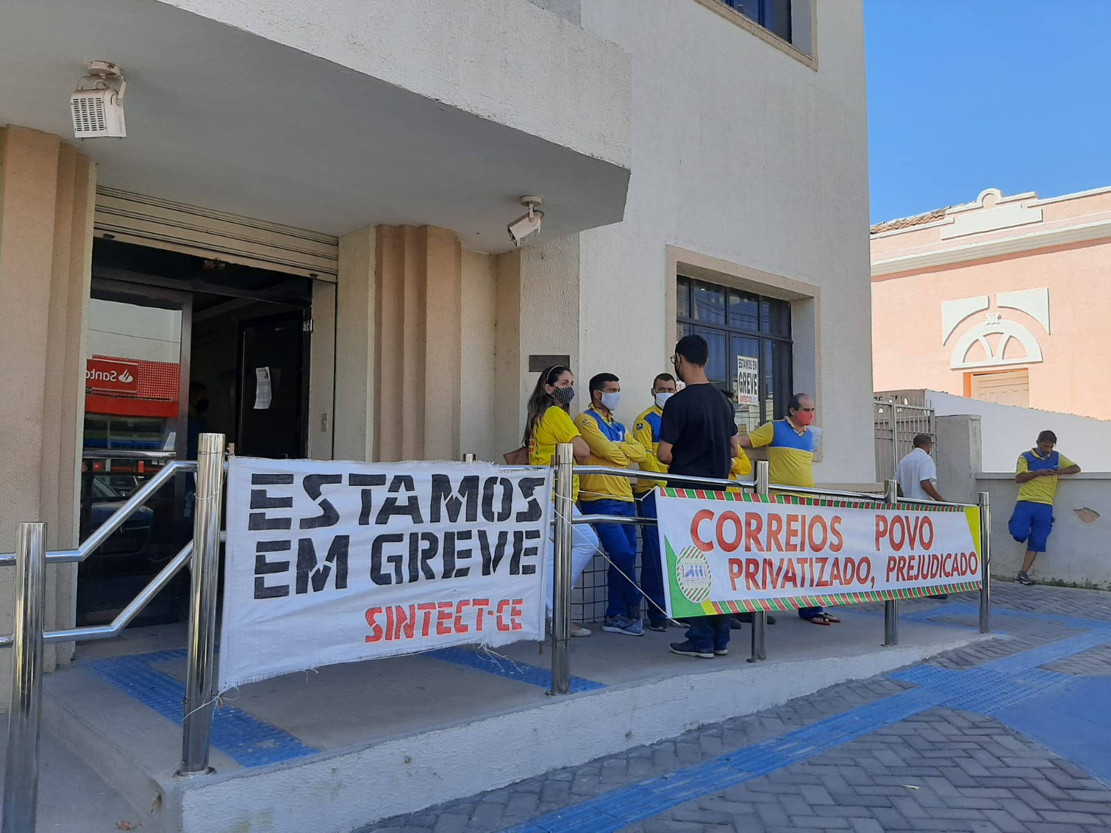 Funcionários dos Correios entram em greve