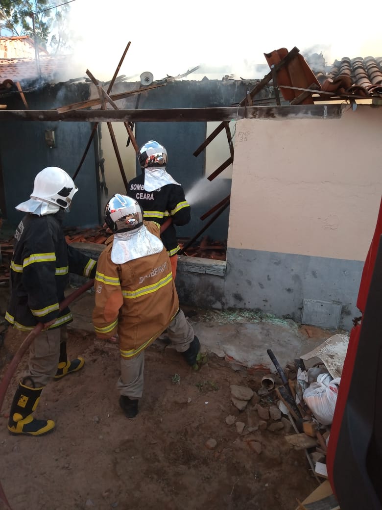 Inconformado com fim de relacionamento, homem incendeia casa da ex em Iguatu