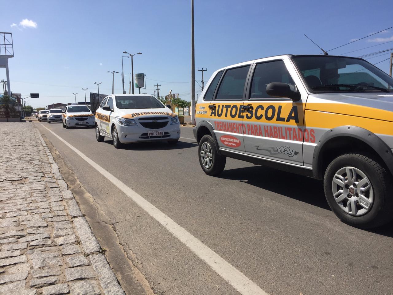 Em protesto pela retomada das aulas, autoescolas promovem buzinaço na cidade Iguatu