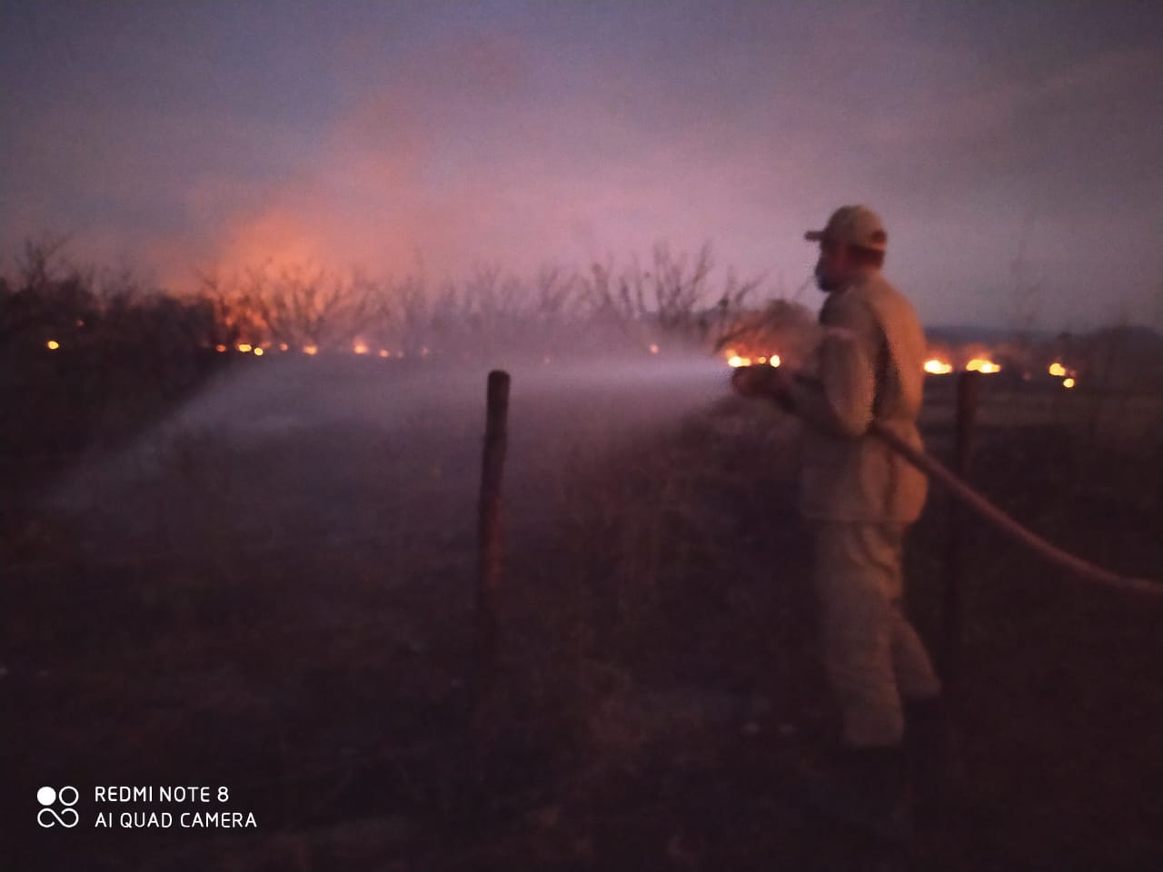 Bombeiro solitário evita tragédia de incêndio em matagal