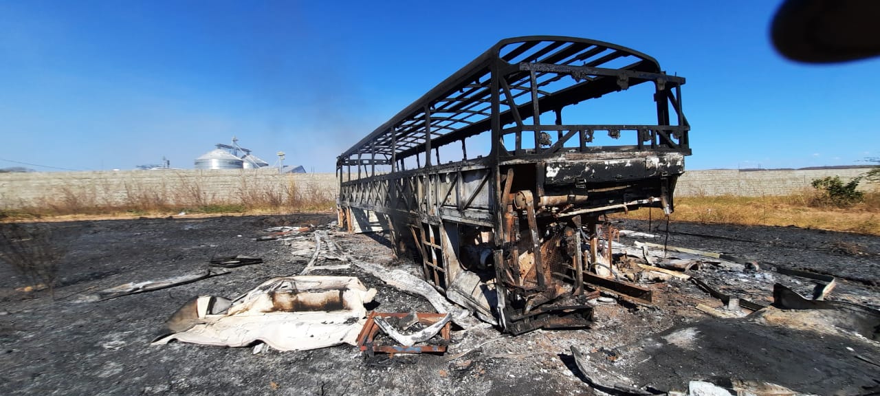 Incêndio em vegetação consome sucata de ônibus na cidade de Iguatu