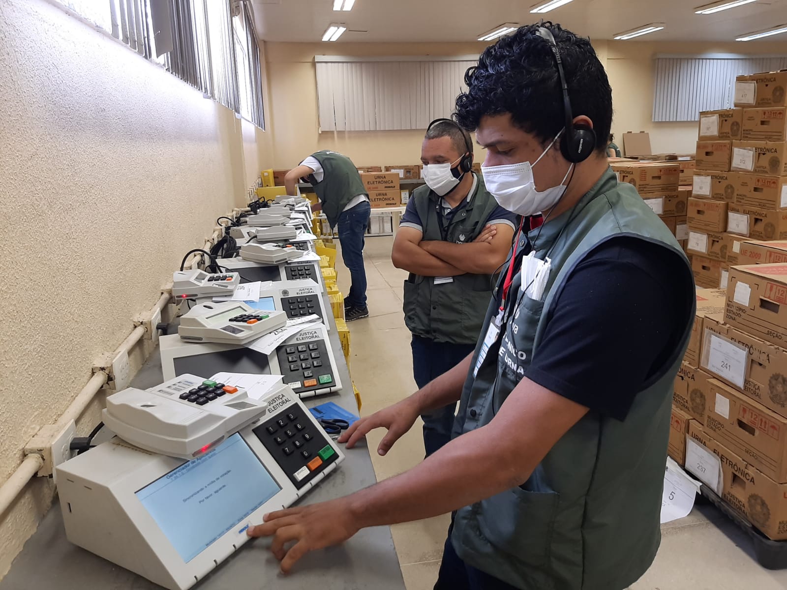 Urnas eletrônicas de Iguatu, Cedro e Quixelô recebem mídias com números de candidatos